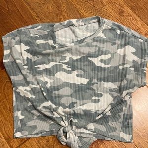 camo cropped tee